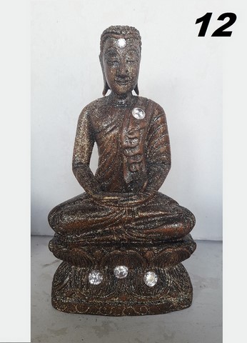 petite statue de bouddha sertie de pierres